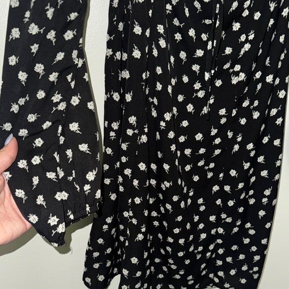 Elegant Black Floral Dress - Picture 3 of 4